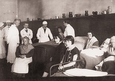 Visite médicale à l’infirmerie prison Saint-Lazare entre 1929 et 1931. Gélatino bromure d’argent par @Henri-Manuel Enap