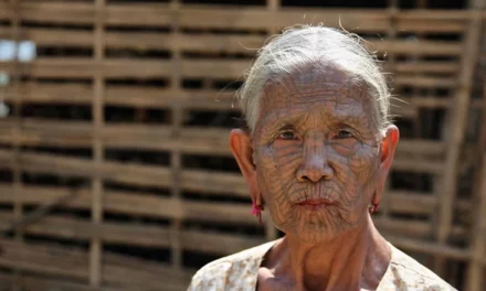 Les femmes Chin au visage tatoué