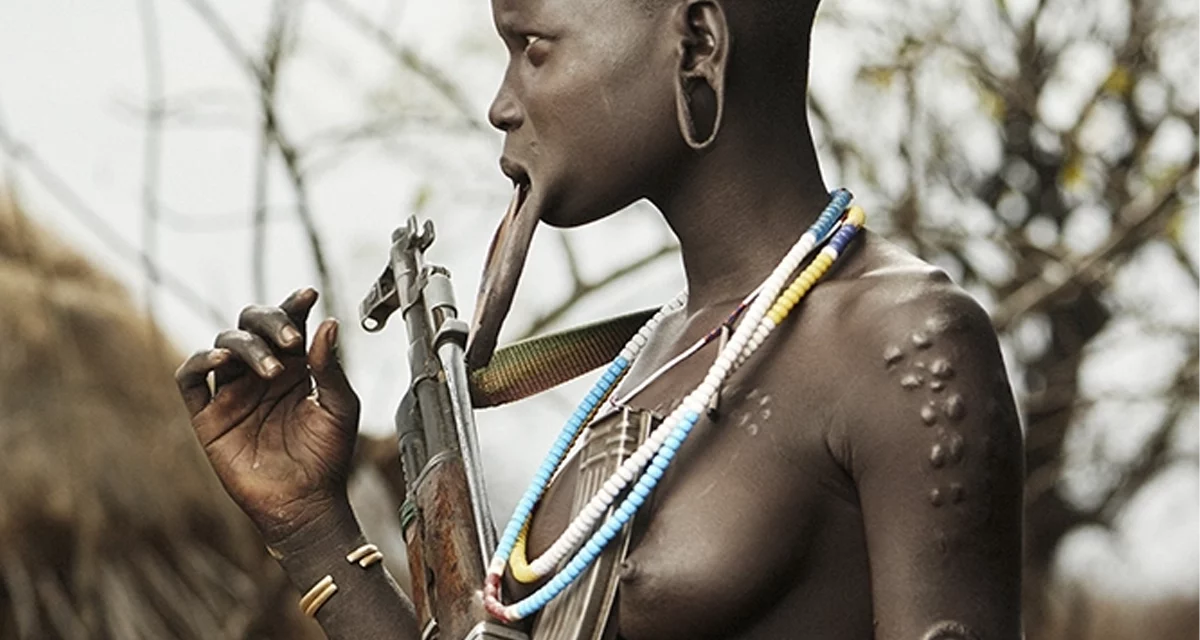 Les Mursi : Guerriers scarifiés