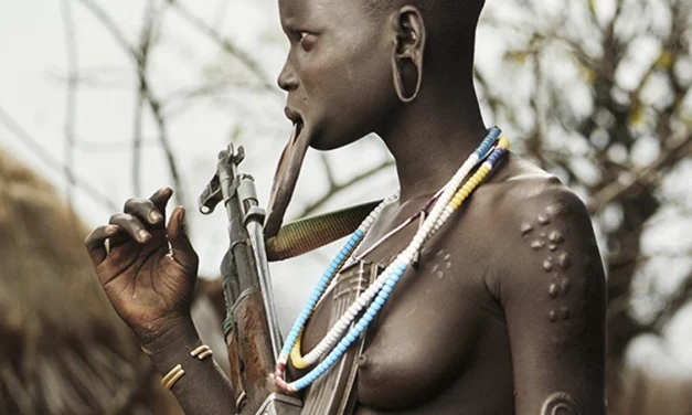 Les Mursi : Guerriers scarifiés