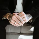 Tatouage et travail, est-ce compatible ?