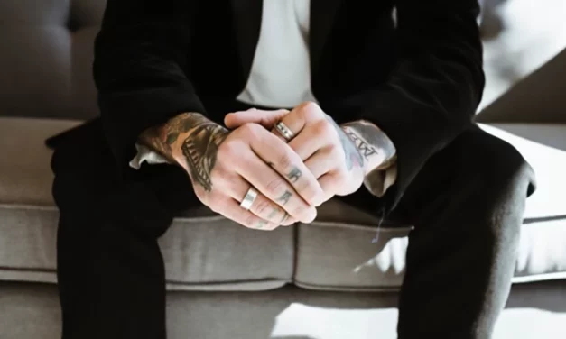 Tatouage et travail, est-ce compatible ?