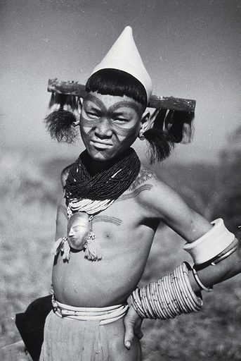 Assam : un garçon Konyak Naga avec un tatouage de chasseur de têtes. 