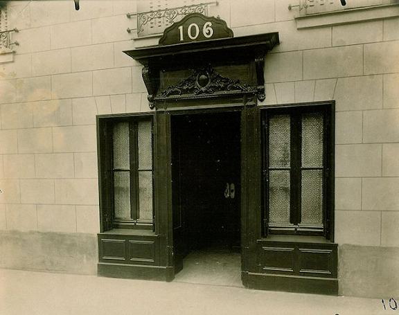 La façade d’une maison close au 106 avenue de Suffresnes.
Comme la loi le stipule, seul le chiffre bien plus grand indique un lieu de prostitution.