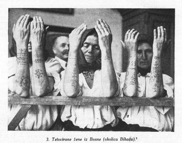 Dans la région de Bihać, curiosité, la première femme tatouée porte une svatiska. 
Photo issue de l’analyse culturelle de l’ethnographie croate (1928) du docteur Milovan Gavazzi.