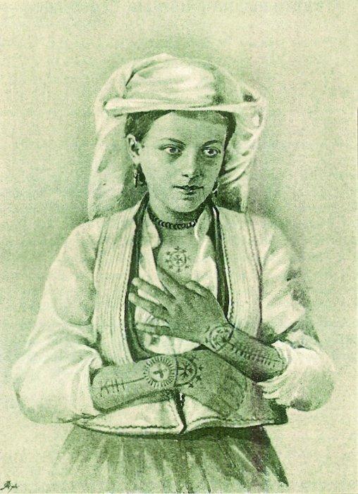 Femme bosniaque avec une Croix Catholique sur son poignet, tatouage considéré comme une protection lors de l’invasion Ottomane. Dessin de C.Truhelka (1894).