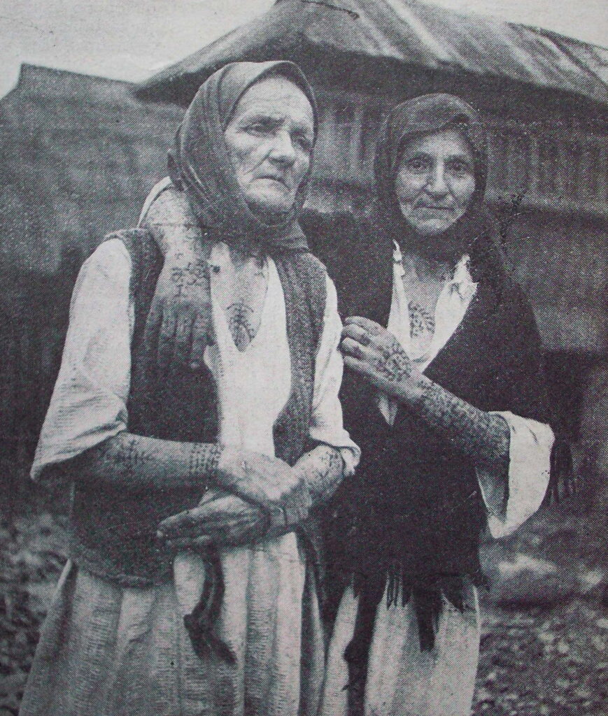 Femmes des Balkans Photo @Jean-Claude Montbarrey Sciences voyages N°24 Juin 1937