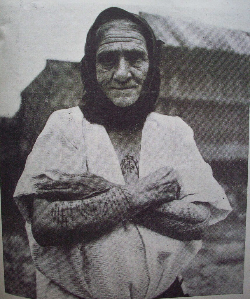 Bocanje križa - Femmes des Balkans Photo @Jean-Claude Montbarrey Sciences voyages N°24 Juin 1937