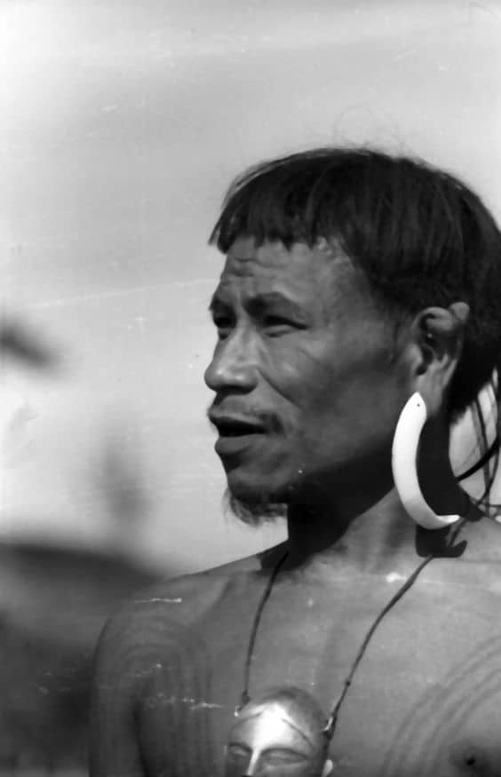 Guerrier Konyak Naga avec des défenses de sanglier dans le lobe de son oreille.