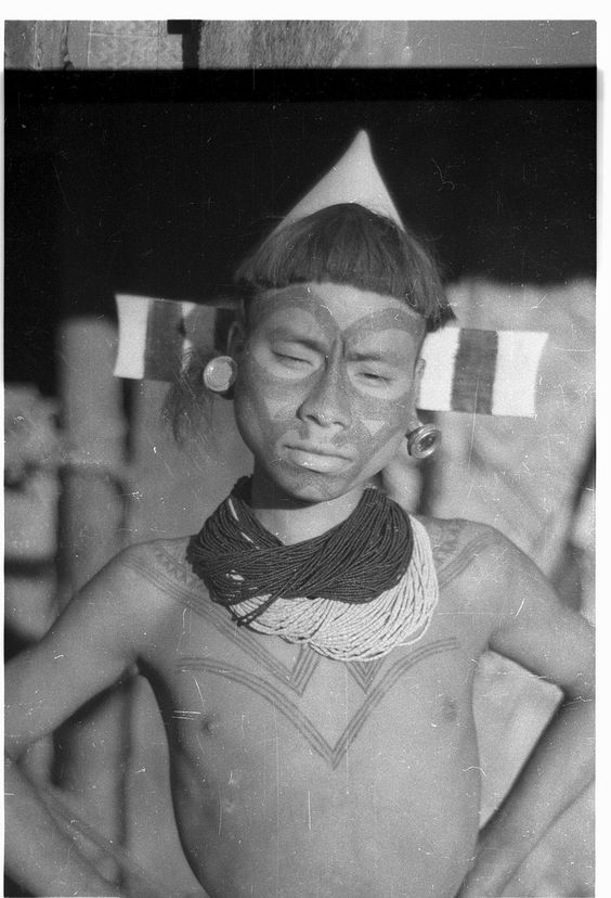 Cette photo, prise à Hungphoi (Nagaland, Mon District, Inde), est celle d'un des chefs Konyak (Ang) portant de grands colliers de perles (1936) 