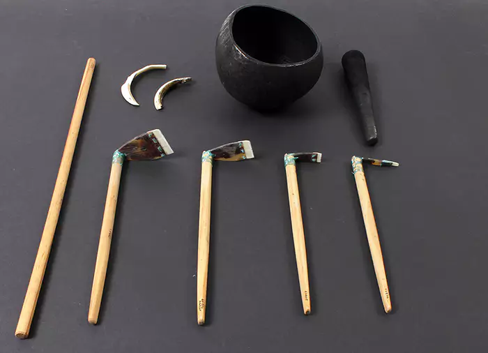 Un ensemble d'outils et d'instruments de tātatau (tatau) fabriqués par feu Tufuga tātatau Su‘a Sulu‘ape Paulo II. Acheté à Su'a Sulu'ape Paulo II, 1991.