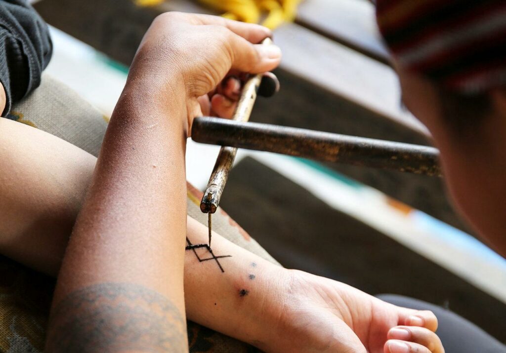 Grace Palicas tatoue une femme visitant le village de Buscalan. Photos @Lynzy Billing