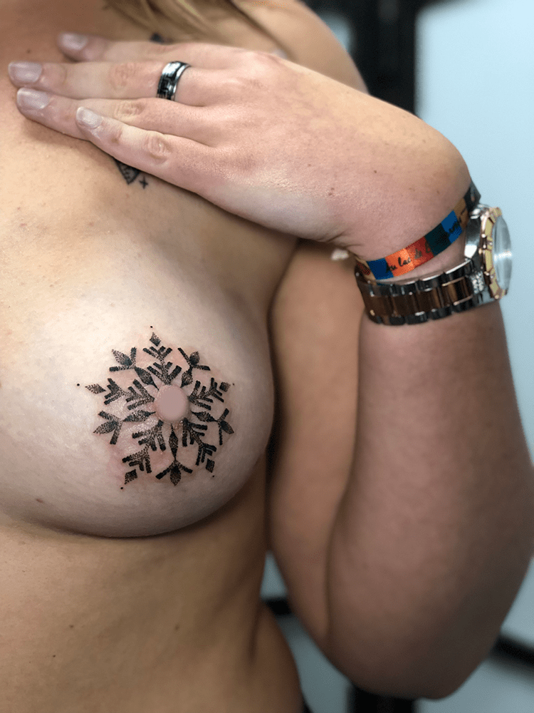 Tétons tatoués de Kimi Duck